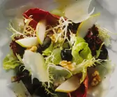 Blattsalat mit Birnenspalten und Parmesanspänen
