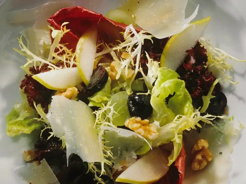 Blattsalat mit Birnenspalten und Parmesanspänen
