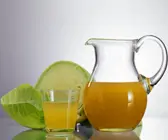 Saft vom Sauerkraut und Äpfeln