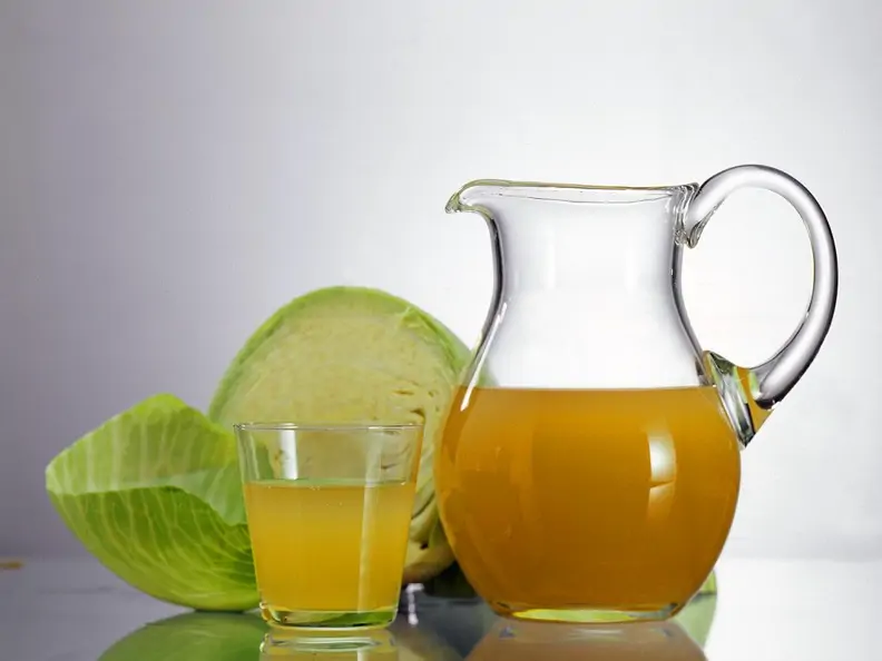 Saft vom Sauerkraut und Äpfeln