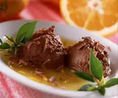 Schokoladeneis und Fruchtsauce