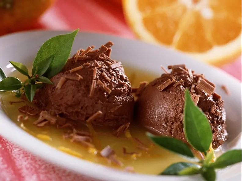 Schokoladeneis und Fruchtsauce