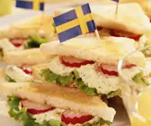 Sandwich mit Eiern, Salat und Radieschen