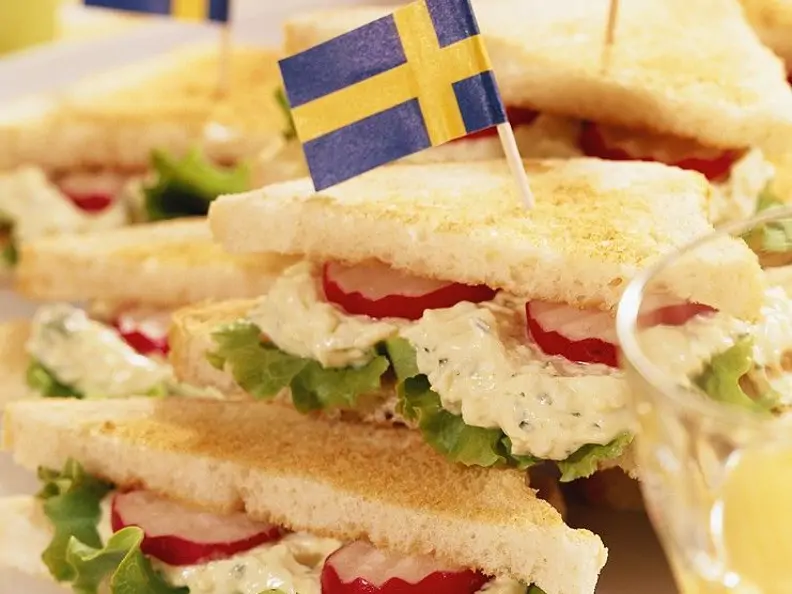 Sandwich mit Eiern, Salat und Radieschen