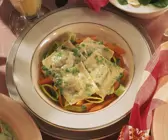 Spinat-Ravioli mit Möhren