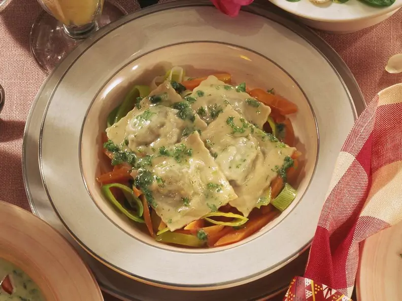 Spinat-Ravioli mit Möhren