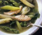 Spargelsuppe mit Lachs