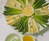 Spargel mit verschiedenen Saucen