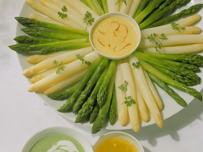 Spargel mit verschiedenen Saucen