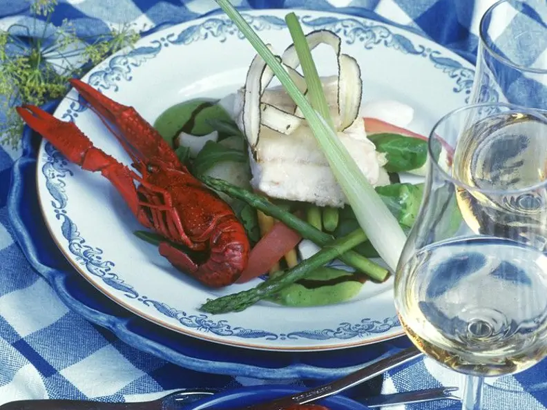 Gemüse mit Krebsen und Fisch