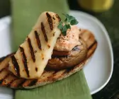 Käse und Pilze auf Röstbrot