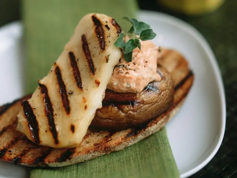 Käse und Pilze auf Röstbrot