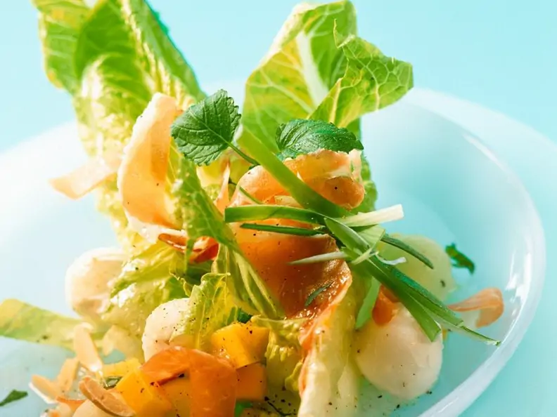 Bunter Salat mit Mango und Schinken