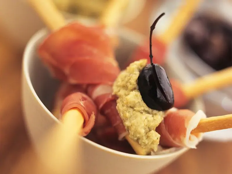 Schinken-Grissini mit Artischockencreme