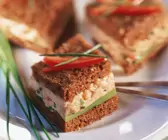 Fischkäse-Pumpernickel-Häppchen