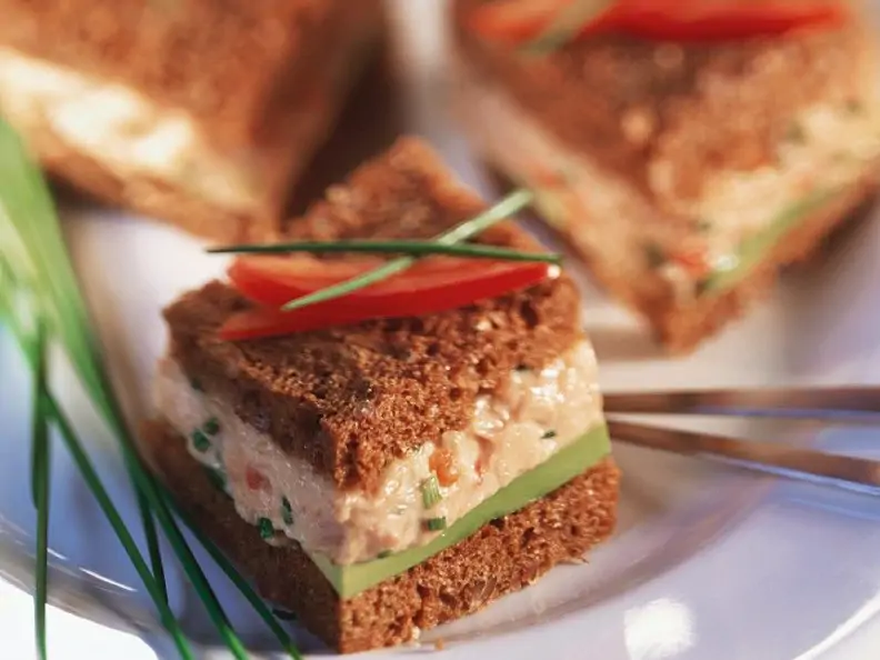 Fischkäse-Pumpernickel-Häppchen
