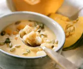 Muskatkürbissuppe mit Kernen und Croutons