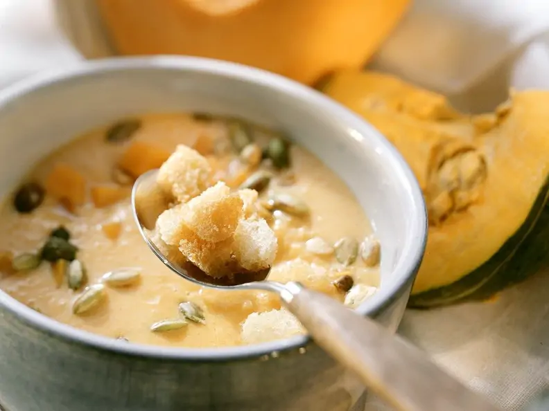 Muskatkürbissuppe mit Kernen und Croutons
