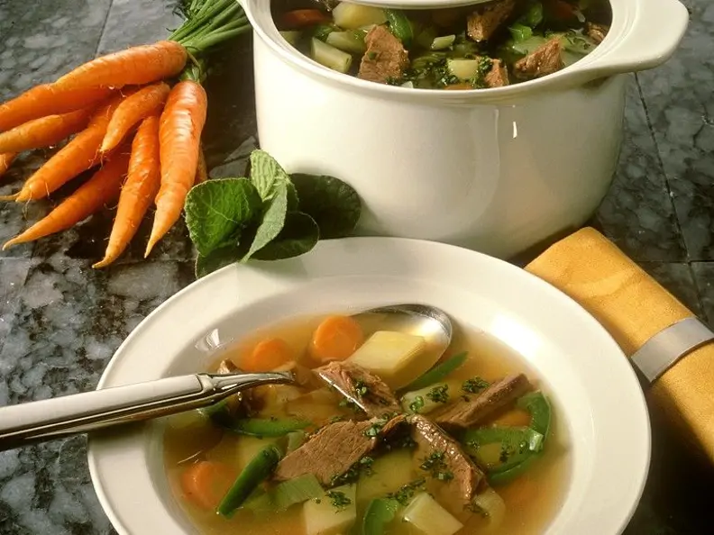 Gemüsesuppe mit Suppenfleisch