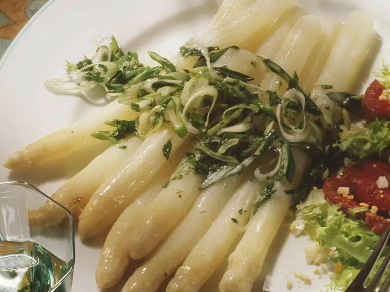 Weißer Spargel mit Eiersauce