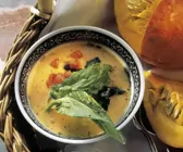 Kürbissuppe mit Sauerampfer und Spinat