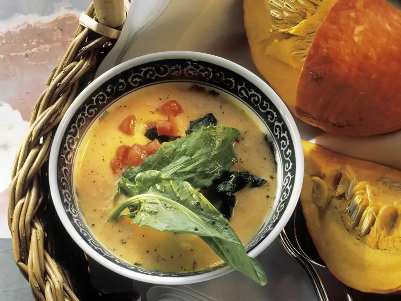 Kürbissuppe mit Sauerampfer und Spinat