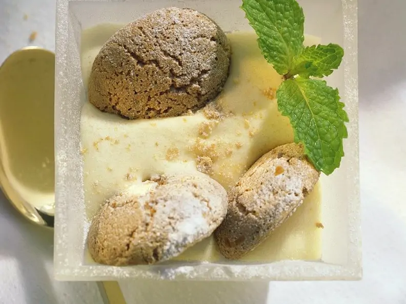 Zabaione mit Mandelkeksen