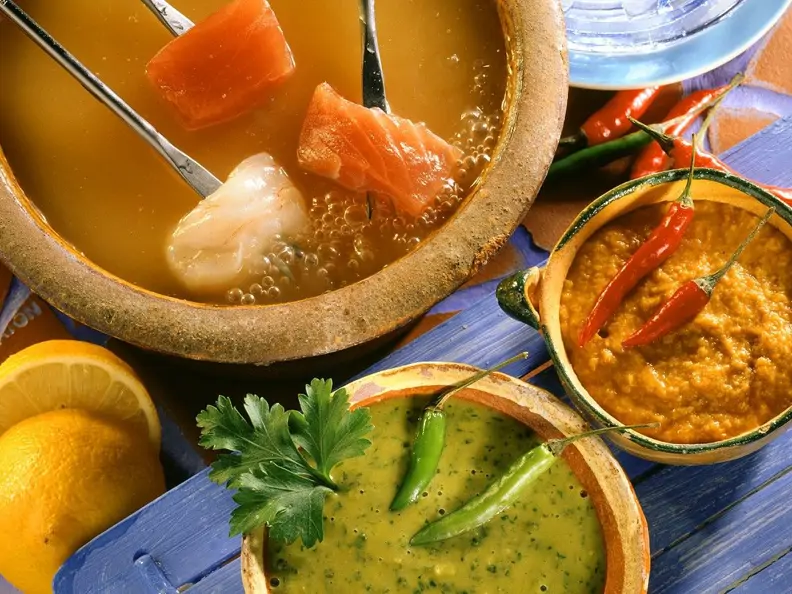 Fondue mit Fisch und Saucen