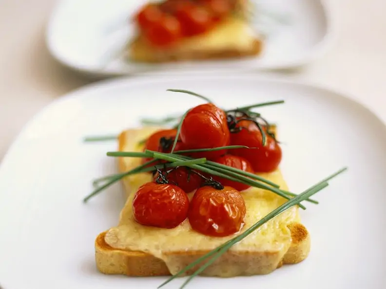 Toast mit Käse und Tomaten