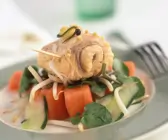 Gemüsesalat mit mariniertem Fisch