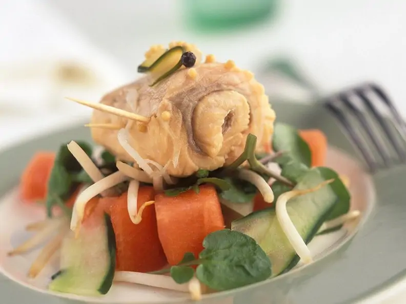 Gemüsesalat mit mariniertem Fisch