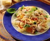 Nudeln mit Fisch und Gemüse