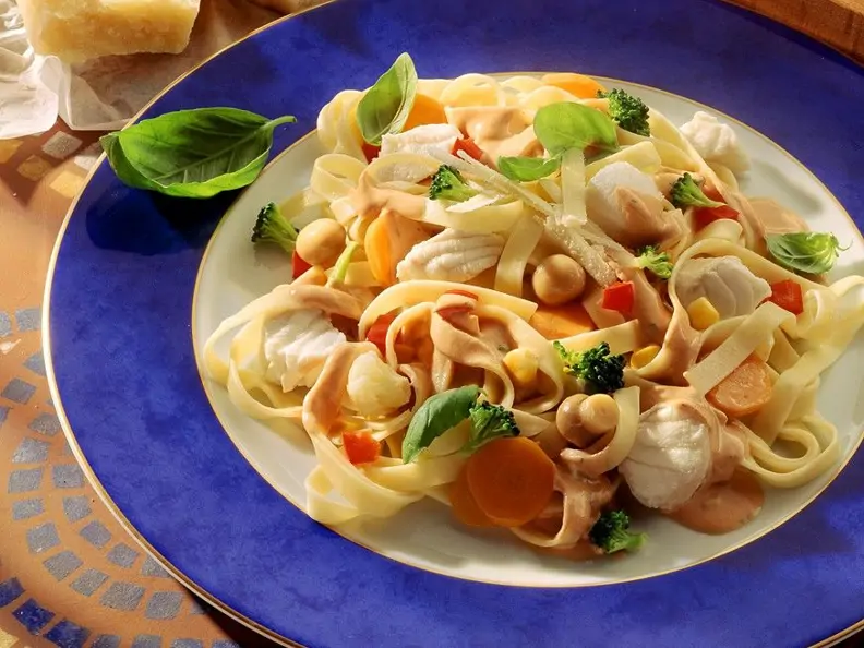 Nudeln mit Fisch und Gemüse