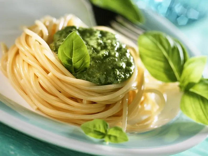 Nudeln mit Basilikumpesto