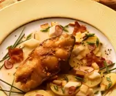 Gebackener Karpfen mit Salat