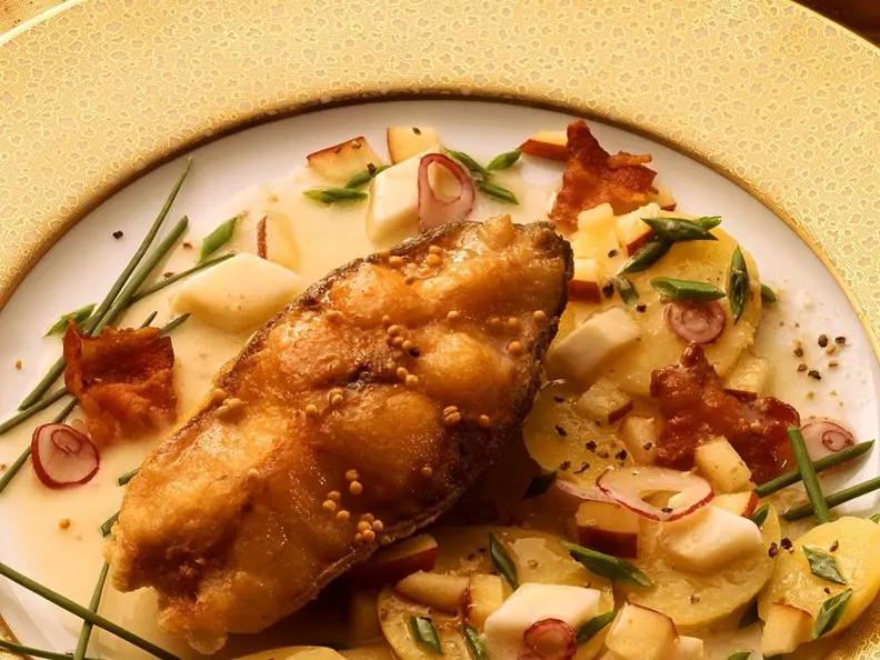 Gebackener Karpfen mit Salat