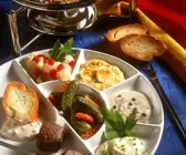Fondue mit verschiedenen Saucen