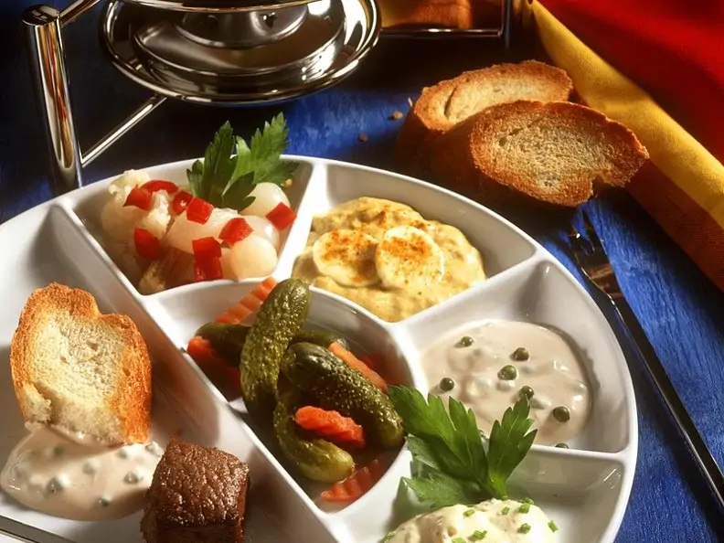 Fondue mit verschiedenen Saucen