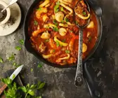 Tomaten-Reis-Suppe mit Garnelen und Tintenfisch