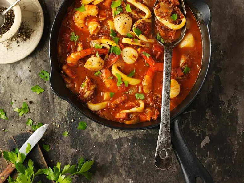 Tomaten-Reis-Suppe mit Garnelen und Tintenfisch
