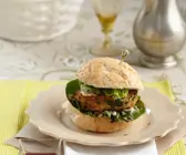 Kichererbsen-Burger mit Spinat und Blauschimmelkäse
