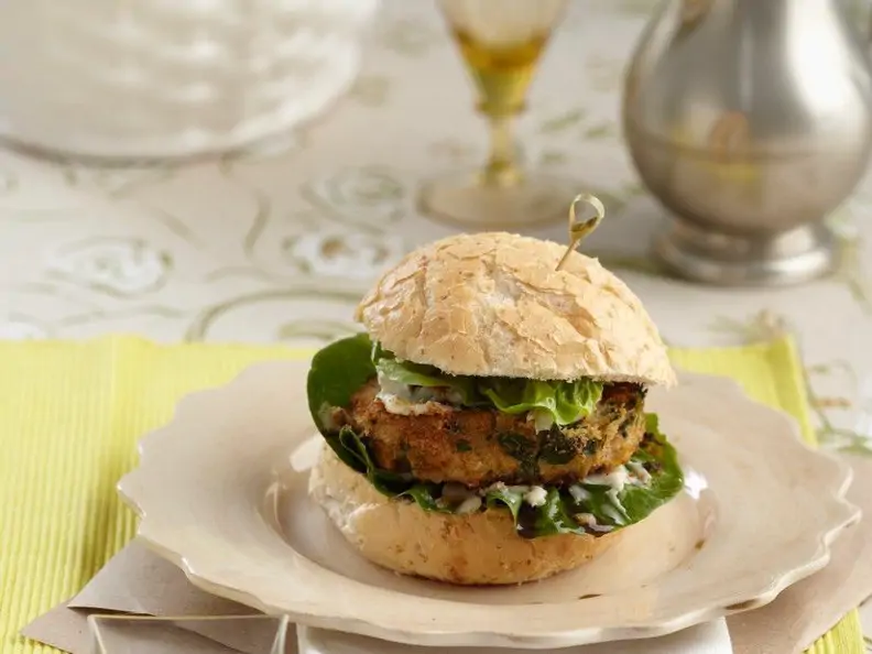 Kichererbsen-Burger mit Spinat und Blauschimmelkäse