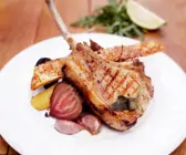 Koteletts vom Grill mit Rüben