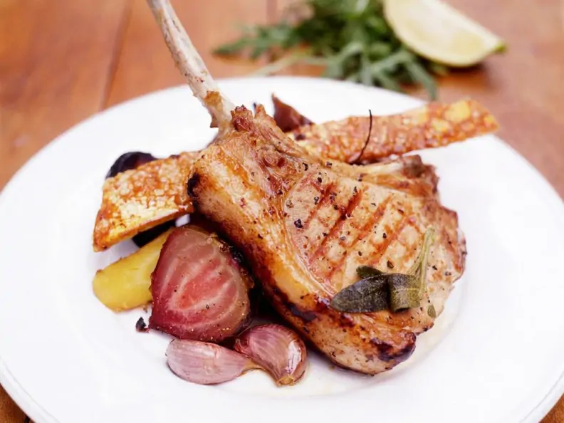 Koteletts vom Grill mit Rüben