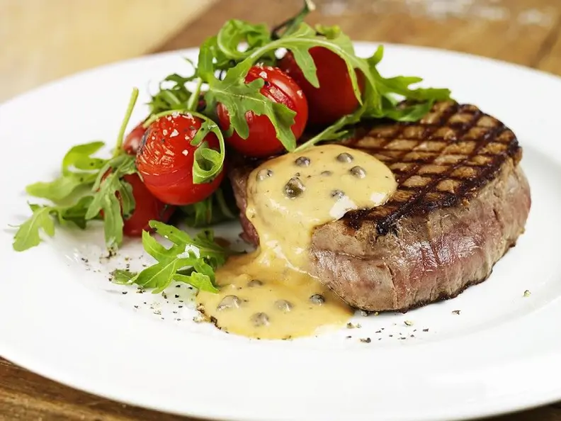 Steaks mit grüner Pfeffersauce