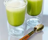 Matchatee mit Milchschaum