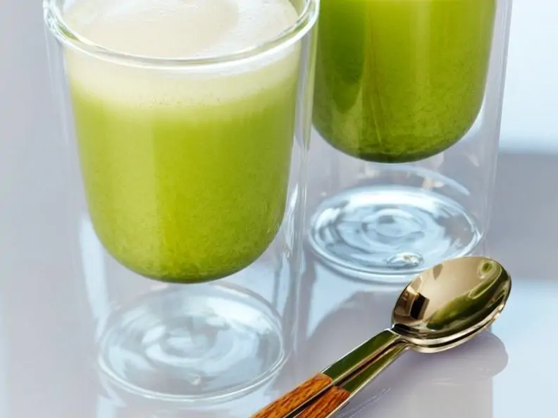 Matchatee mit Milchschaum