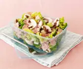 Blattsalat mit Avocado, Wurst und Pilzen