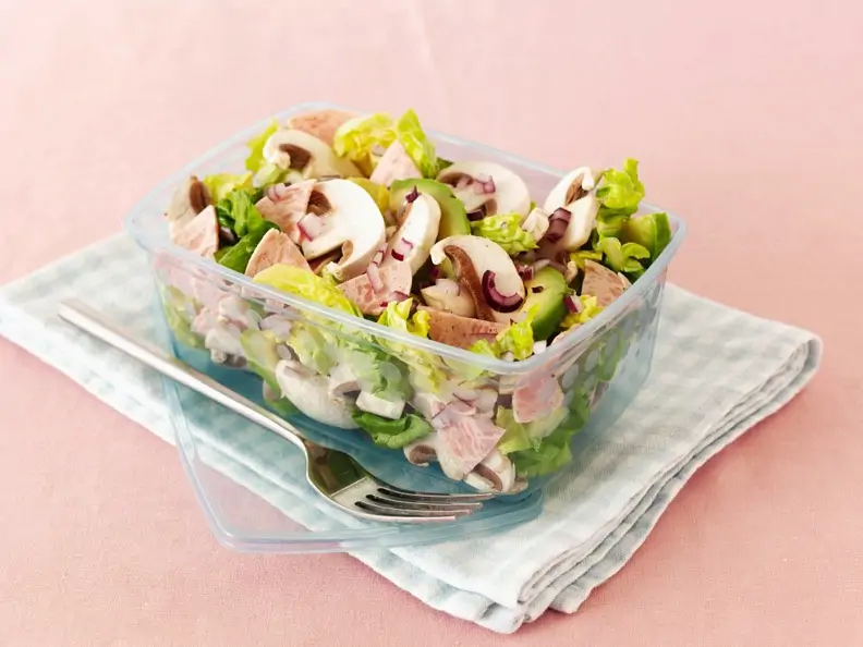 Blattsalat mit Avocado, Wurst und Pilzen