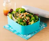 Gemischter Blattsalat mit Gurke und Lachs